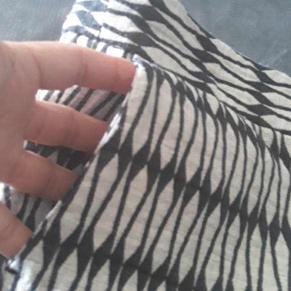 Joe black and white shorts - Picture 2 of 7